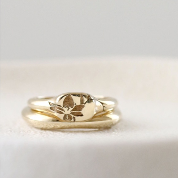 Floral solid 14k gold signet ring - Picture 4 of 7